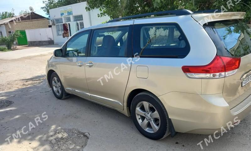 Toyota Sienna 2010 - 250 000 TMT - Саят - img 4