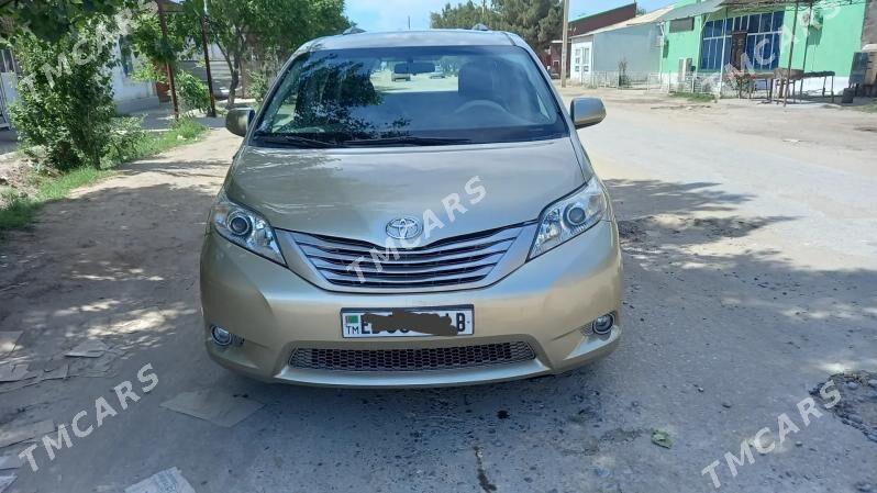 Toyota Sienna 2010 - 250 000 TMT - Саят - img 2