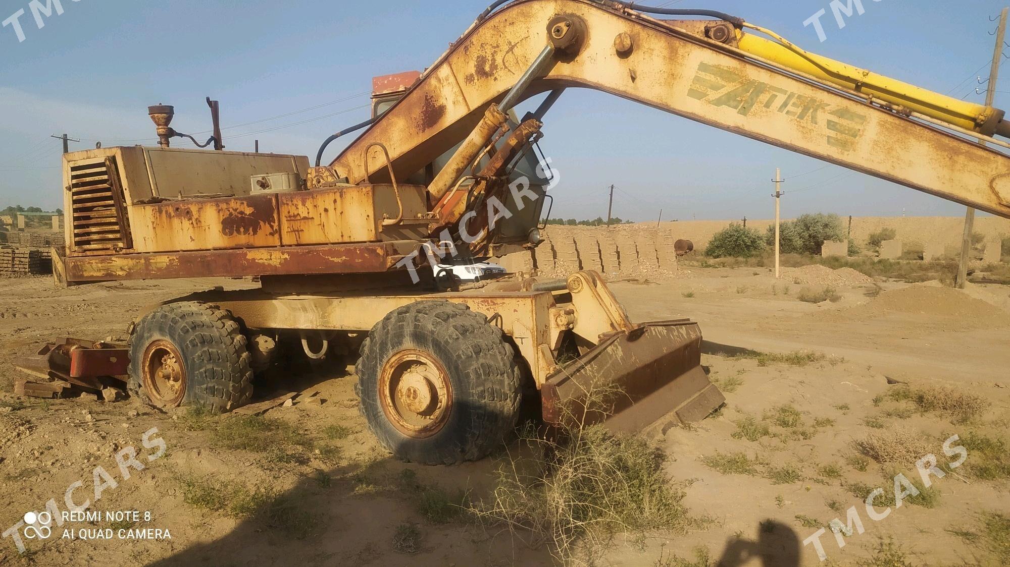 Caterpillar Excavator 2010 - 50 000 TMT - Фарап - img 3