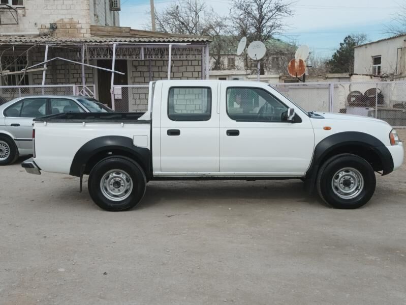 Nissan Navara 2011 - 130 000 TMT - Balkanabat - img 1