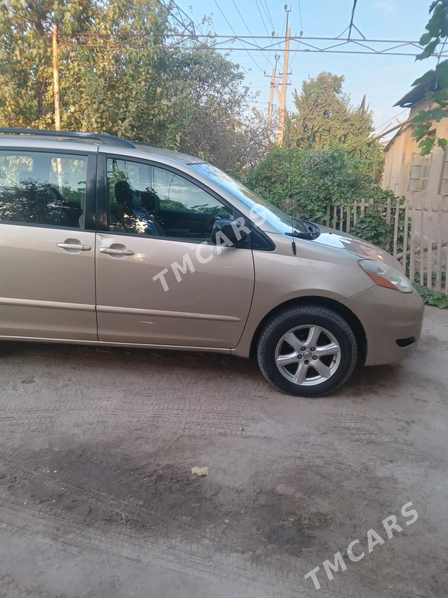 Toyota Sienna 2006 - 200 000 TMT - Саят - img 4