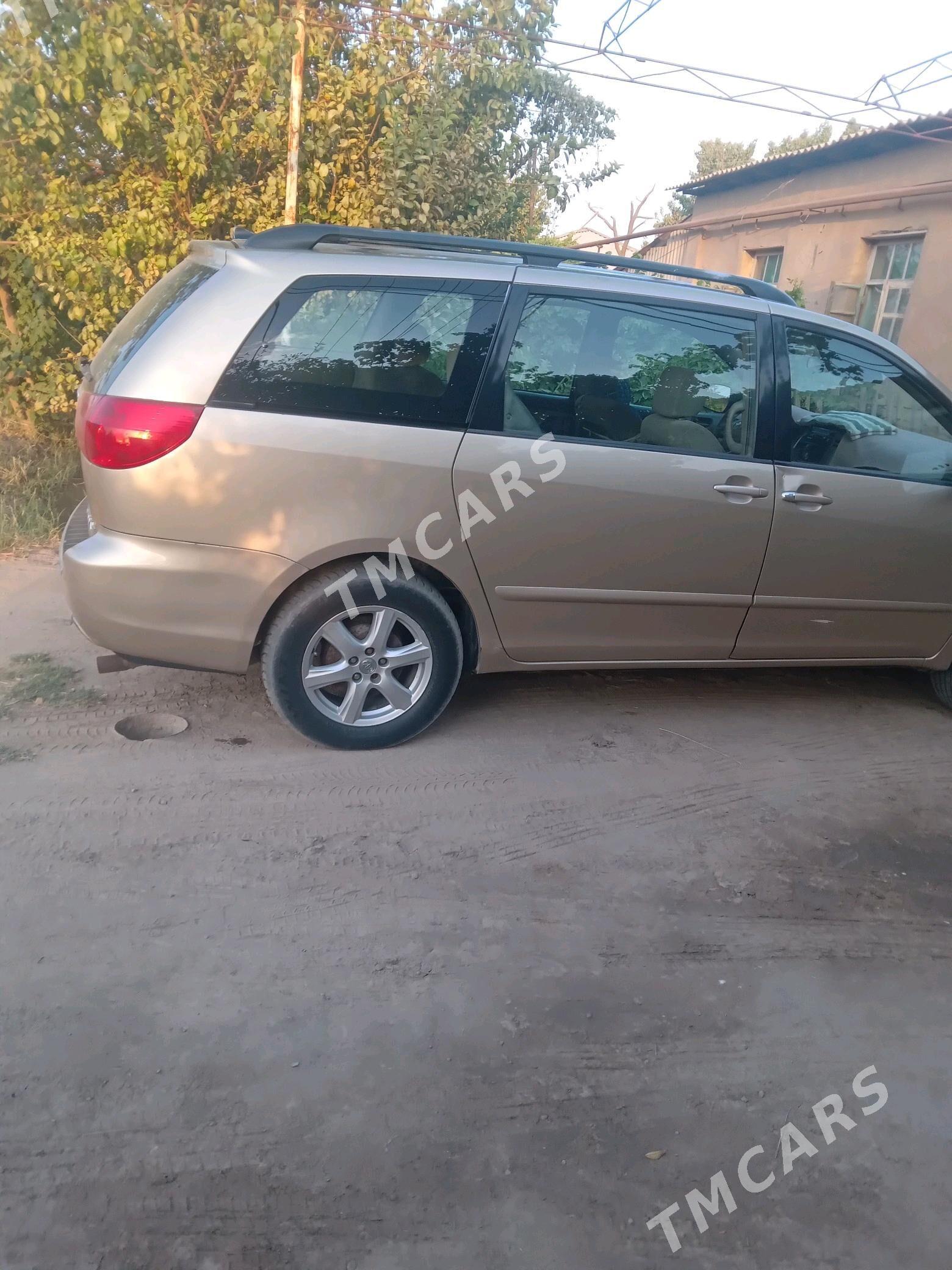 Toyota Sienna 2006 - 200 000 TMT - Саят - img 3