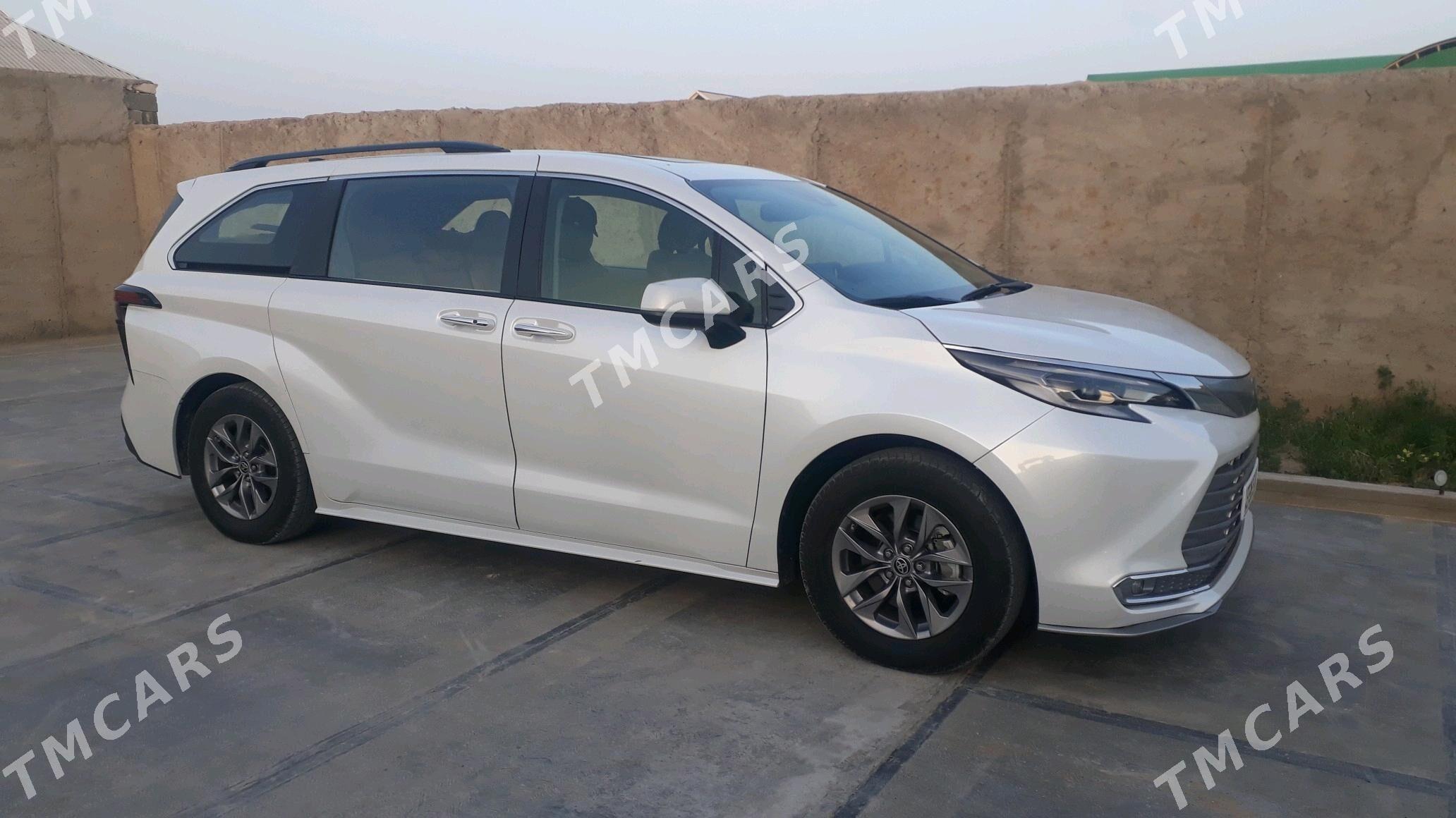 Toyota Sienna 2022 - 630 000 TMT - Туркменбаши - img 3