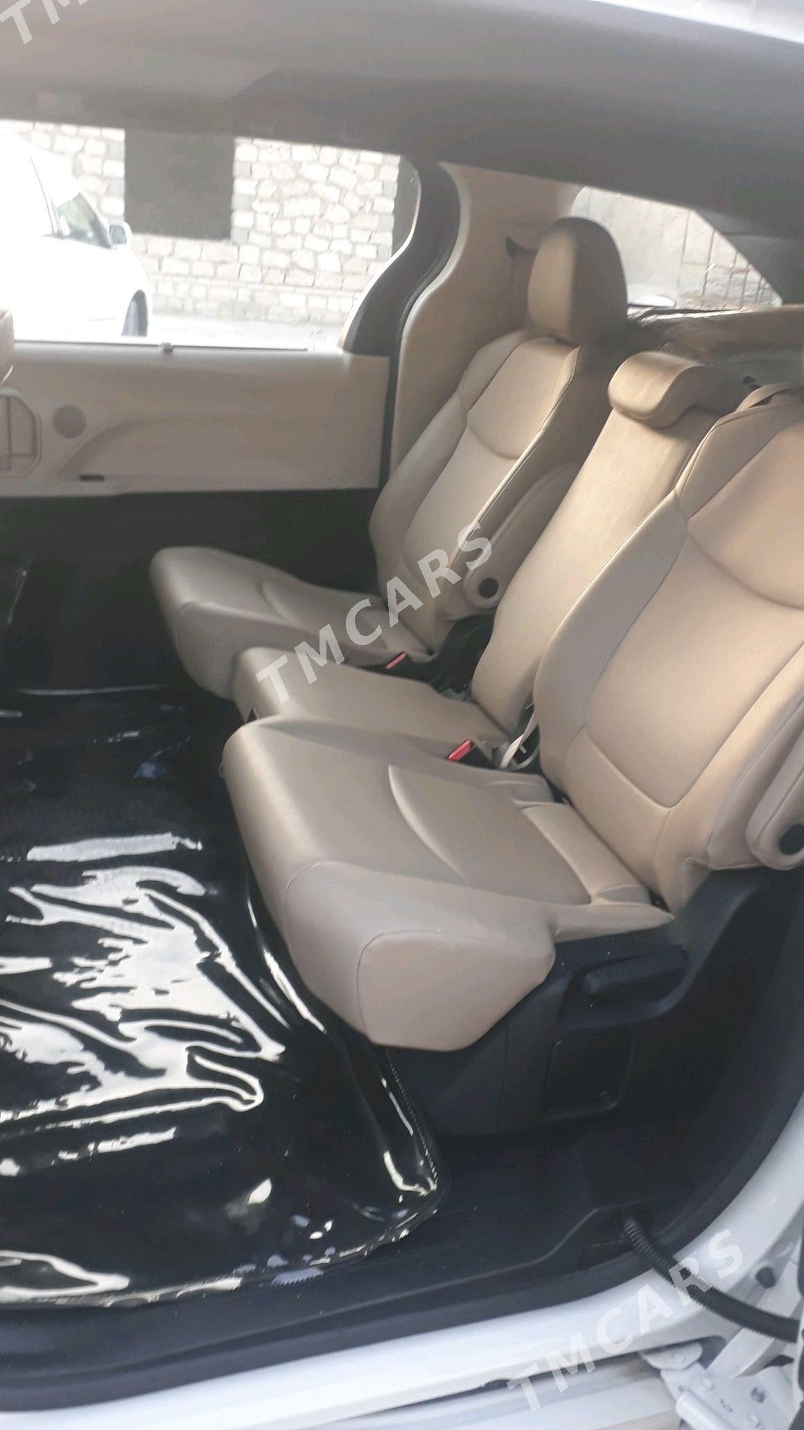 Toyota Sienna 2022 - 630 000 TMT - Туркменбаши - img 7