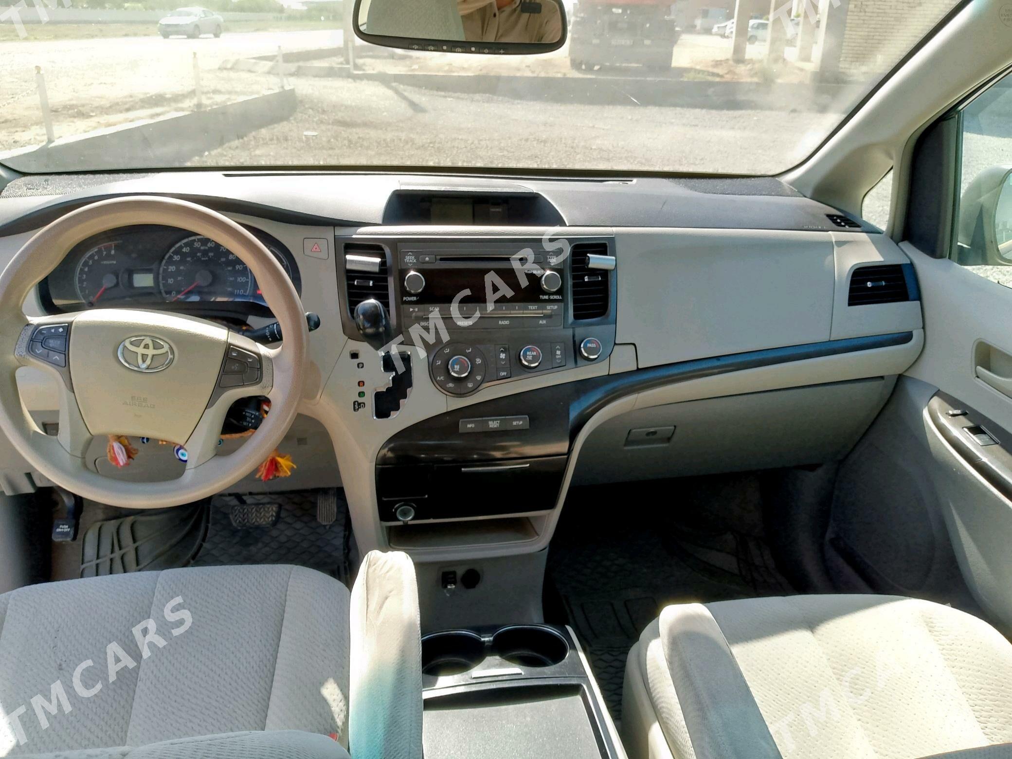 Toyota Sienna 2010 - 270 000 TMT - Мары - img 4