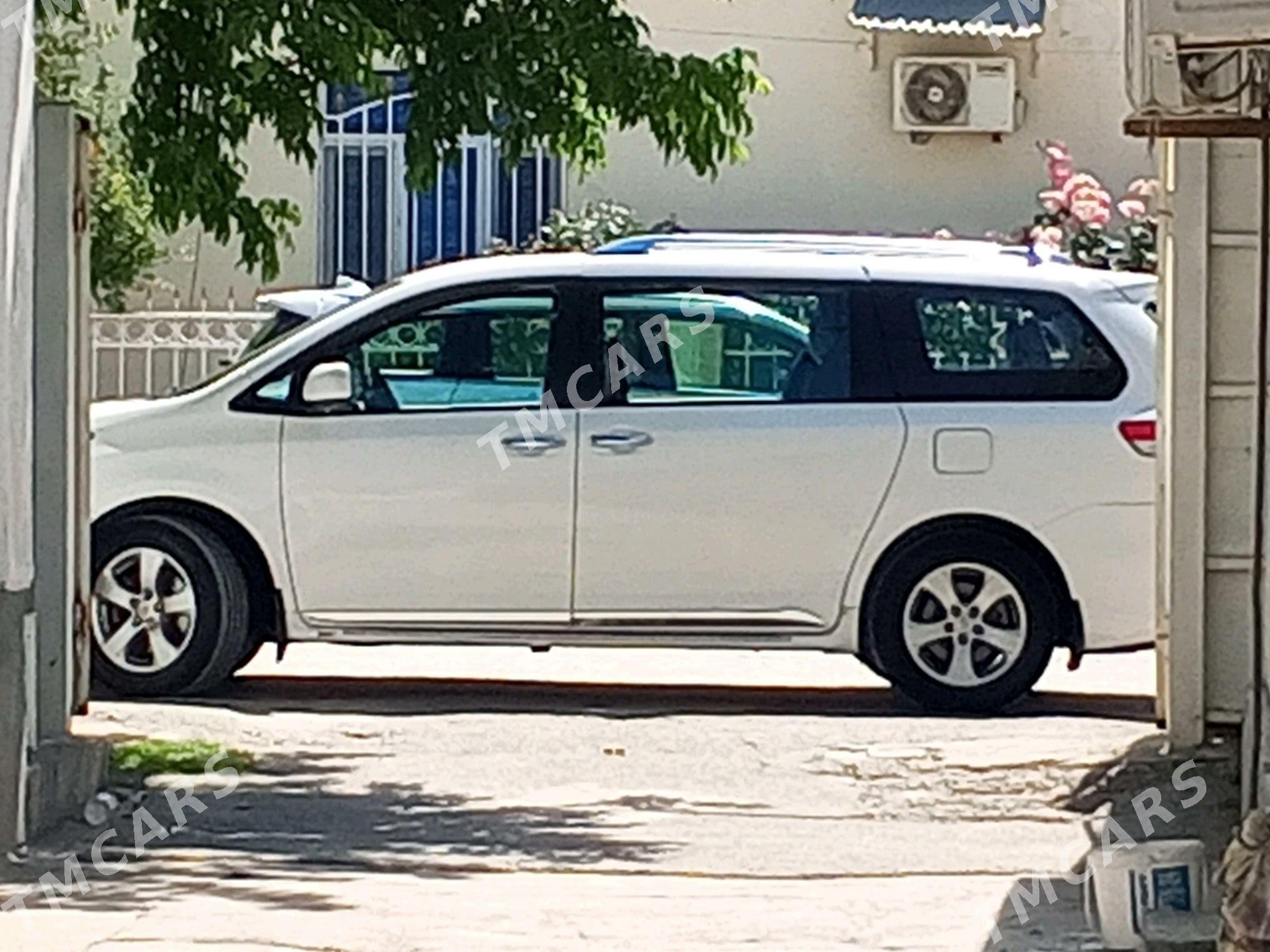 Toyota Sienna 2011 - 280 000 TMT - Ашхабад - img 2