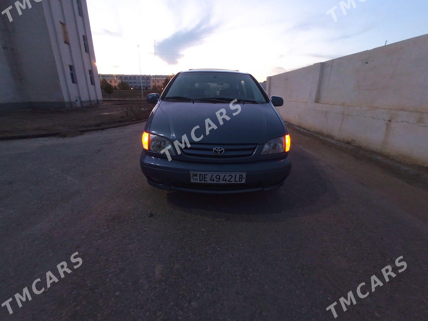Toyota Sienna 2001 - 165 000 TMT - Туркменабат - img 1