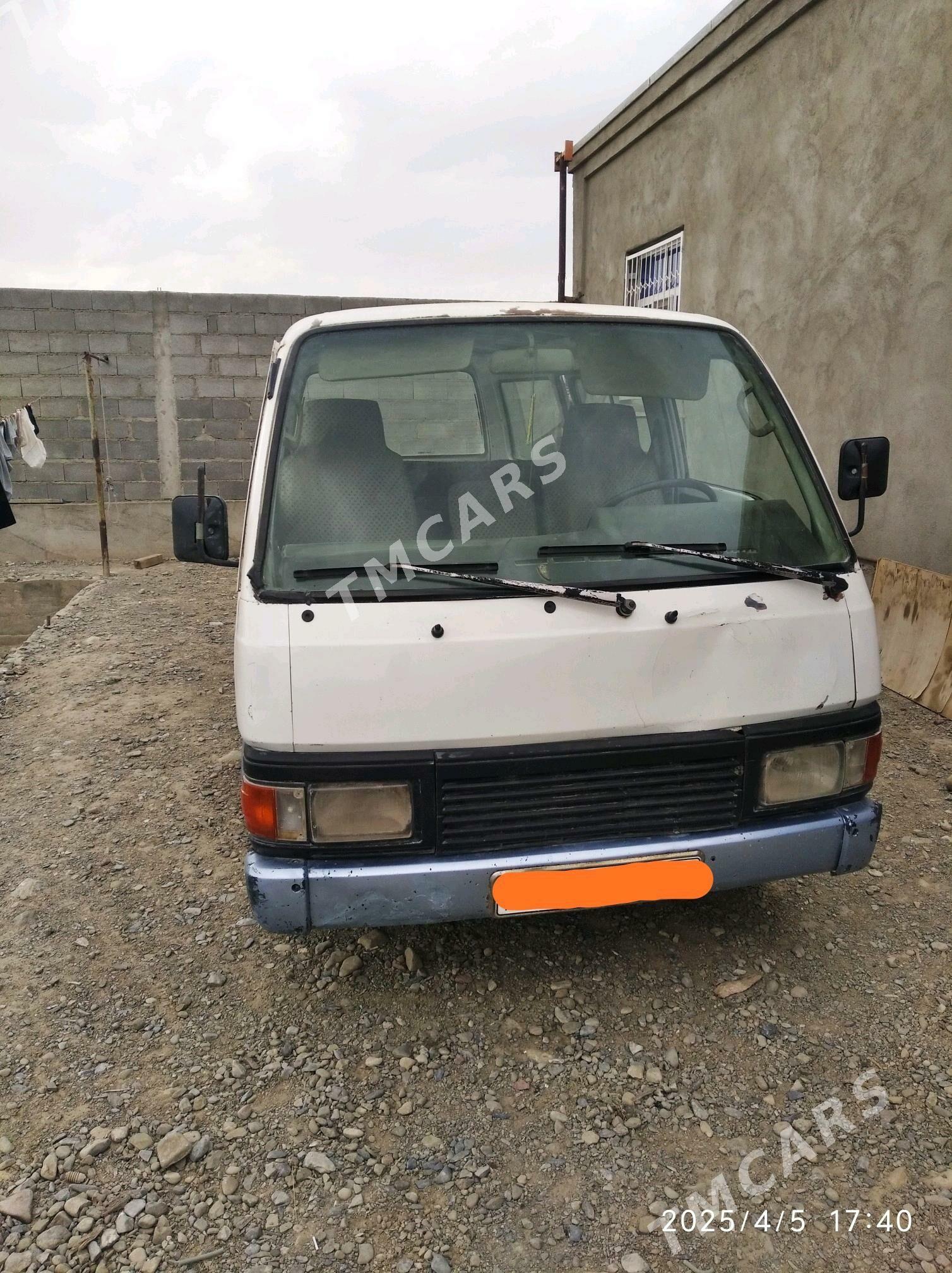 Nissan Urvan 1989 - 25 000 TMT - Bäherden - img 3