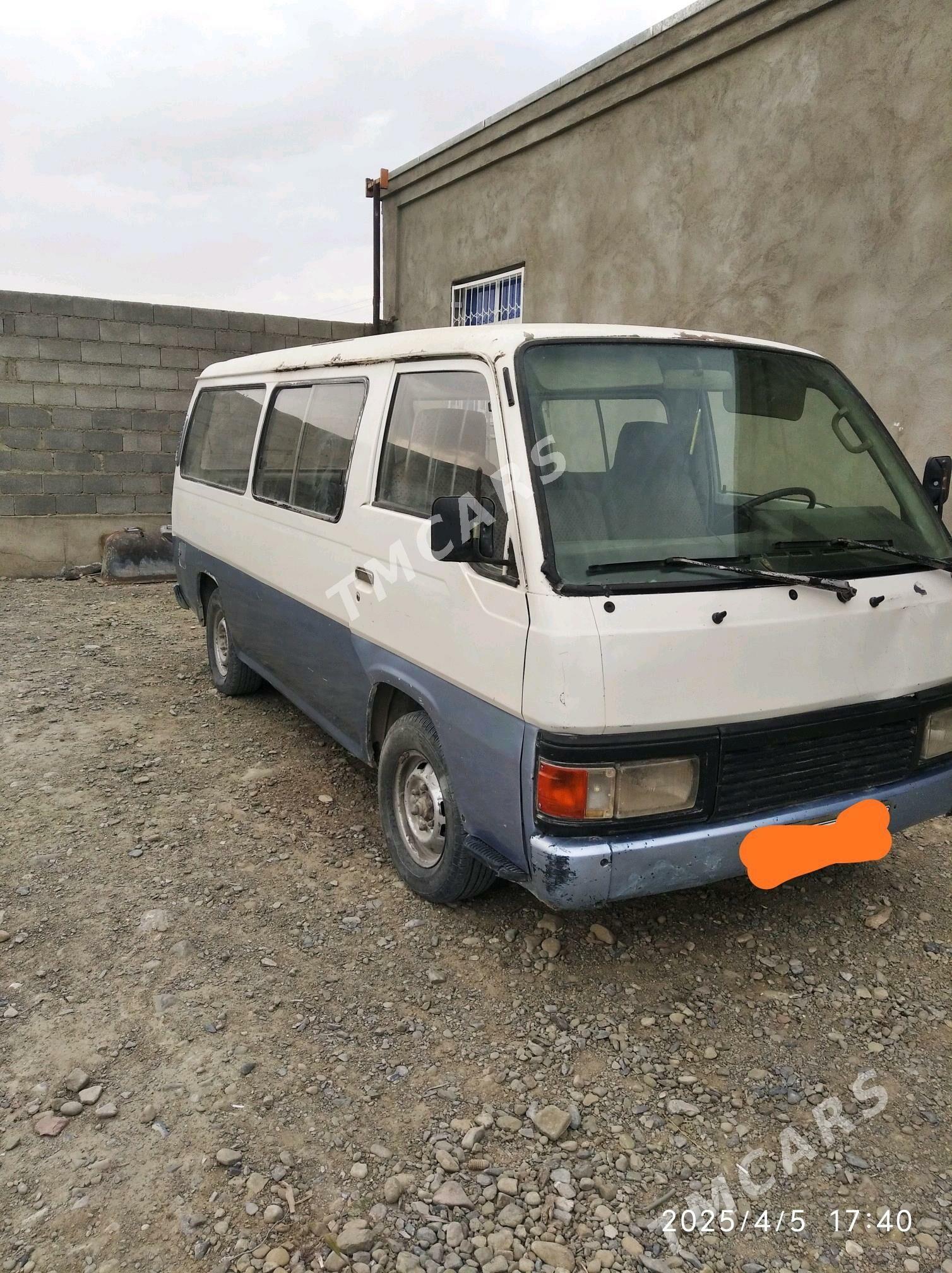 Nissan Urvan 1989 - 25 000 TMT - Bäherden - img 2