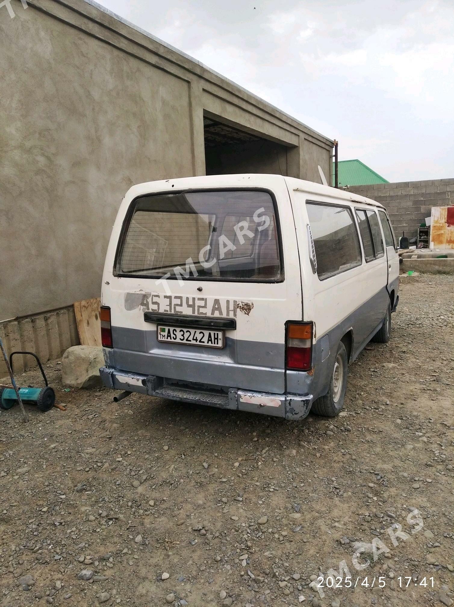 Nissan Urvan 1989 - 25 000 TMT - Bäherden - img 1