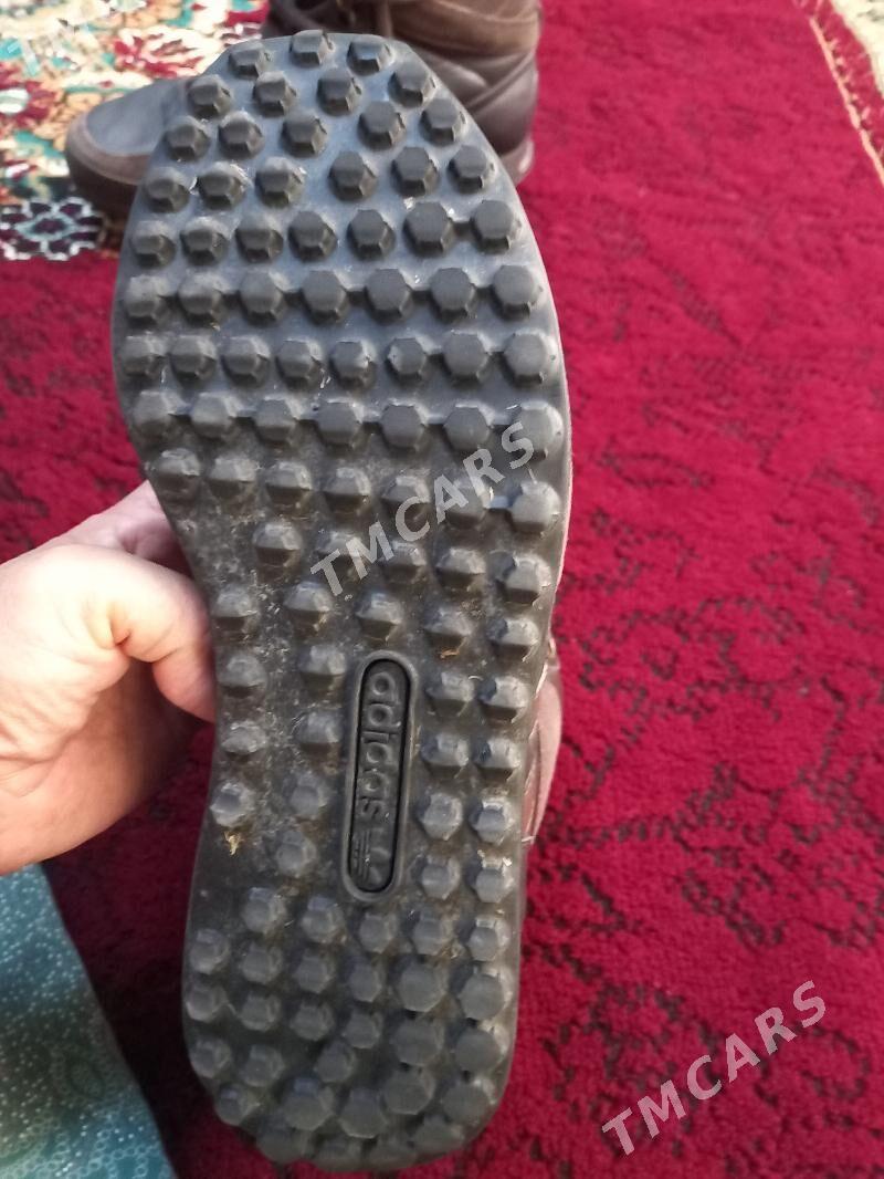 adidas krossovka 42 razmer - Гурбансолтан Едже - img 2