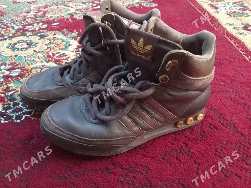 adidas krossovka 42 razmer - Гурбансолтан Едже - img 3