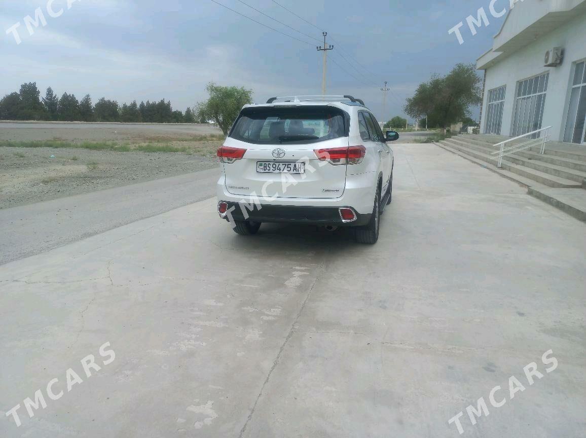 Toyota Highlander 2018 - 430 000 TMT - Бахарден - img 3