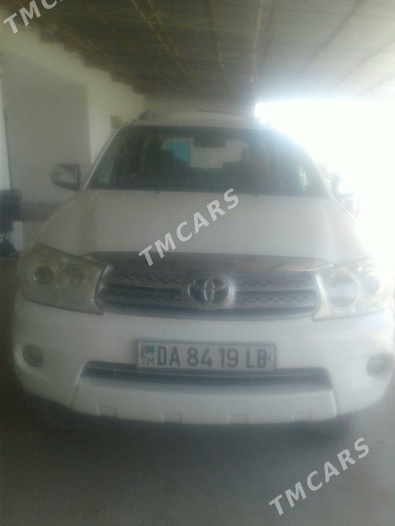 Toyota Fortuner 2010 - 260 000 TMT - Дянев - img 4