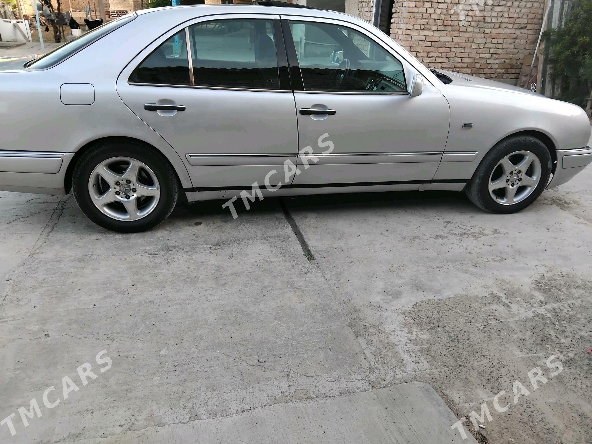 Mercedes-Benz E320 1997 - 70 000 TMT - Kaka - img 3