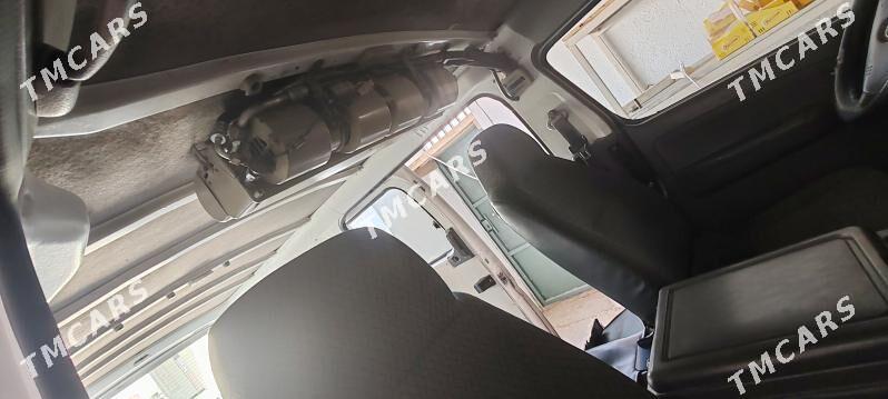 Nissan Urvan 2006 - 110 000 TMT - Балканабат - img 3