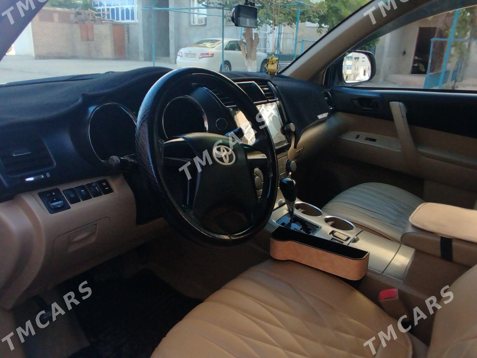 Toyota Highlander 2011 - 320 000 TMT - Çärjew - img 1
