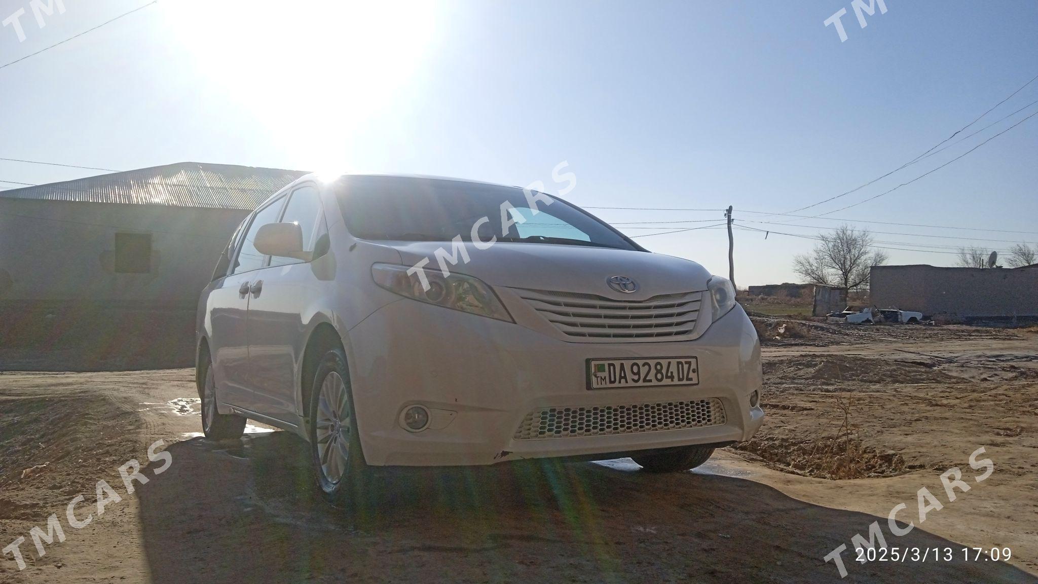 Toyota Sienna 2010 - 260 000 TMT - Boldumsaz - img 4