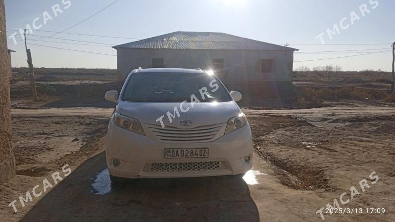 Toyota Sienna 2010 - 260 000 TMT - Boldumsaz - img 3