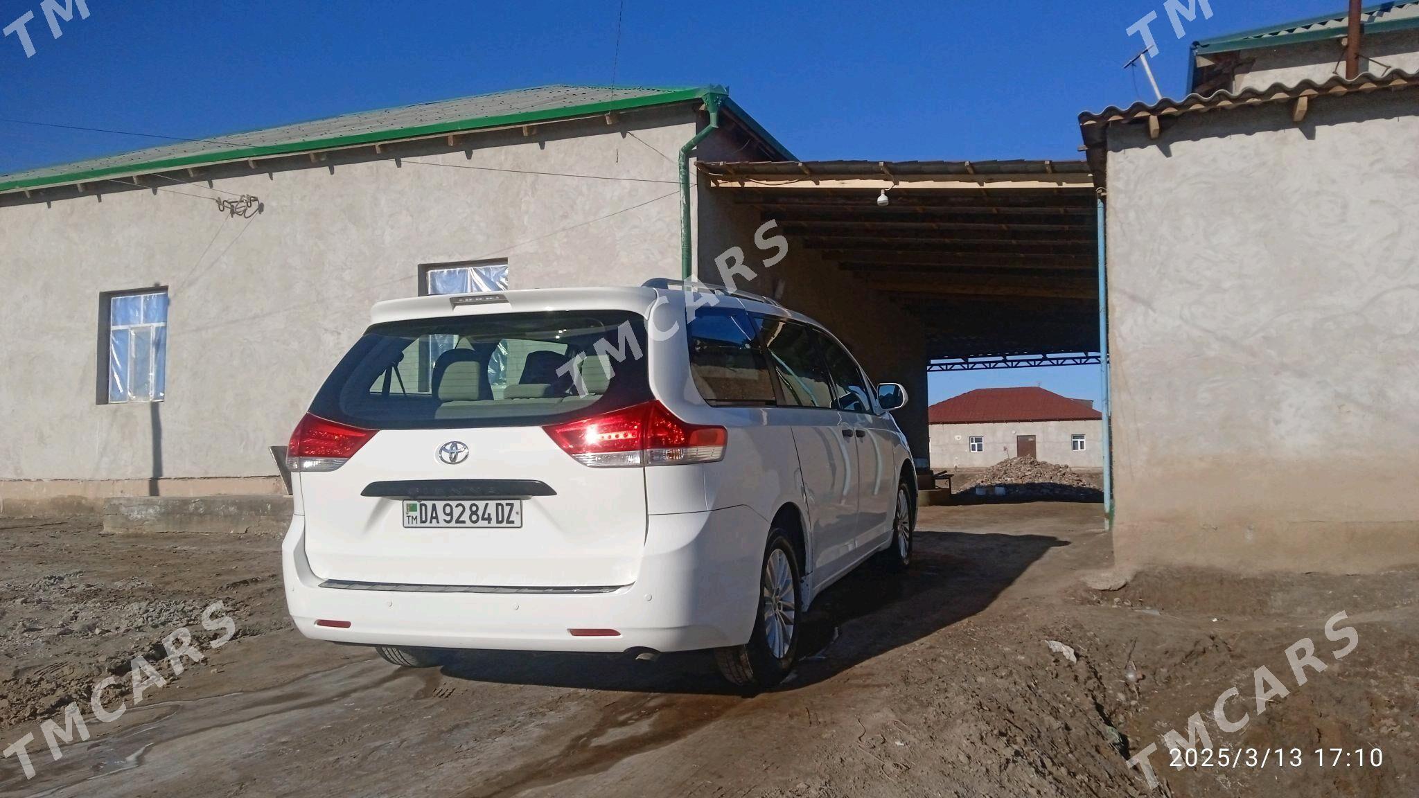 Toyota Sienna 2010 - 260 000 TMT - Boldumsaz - img 7