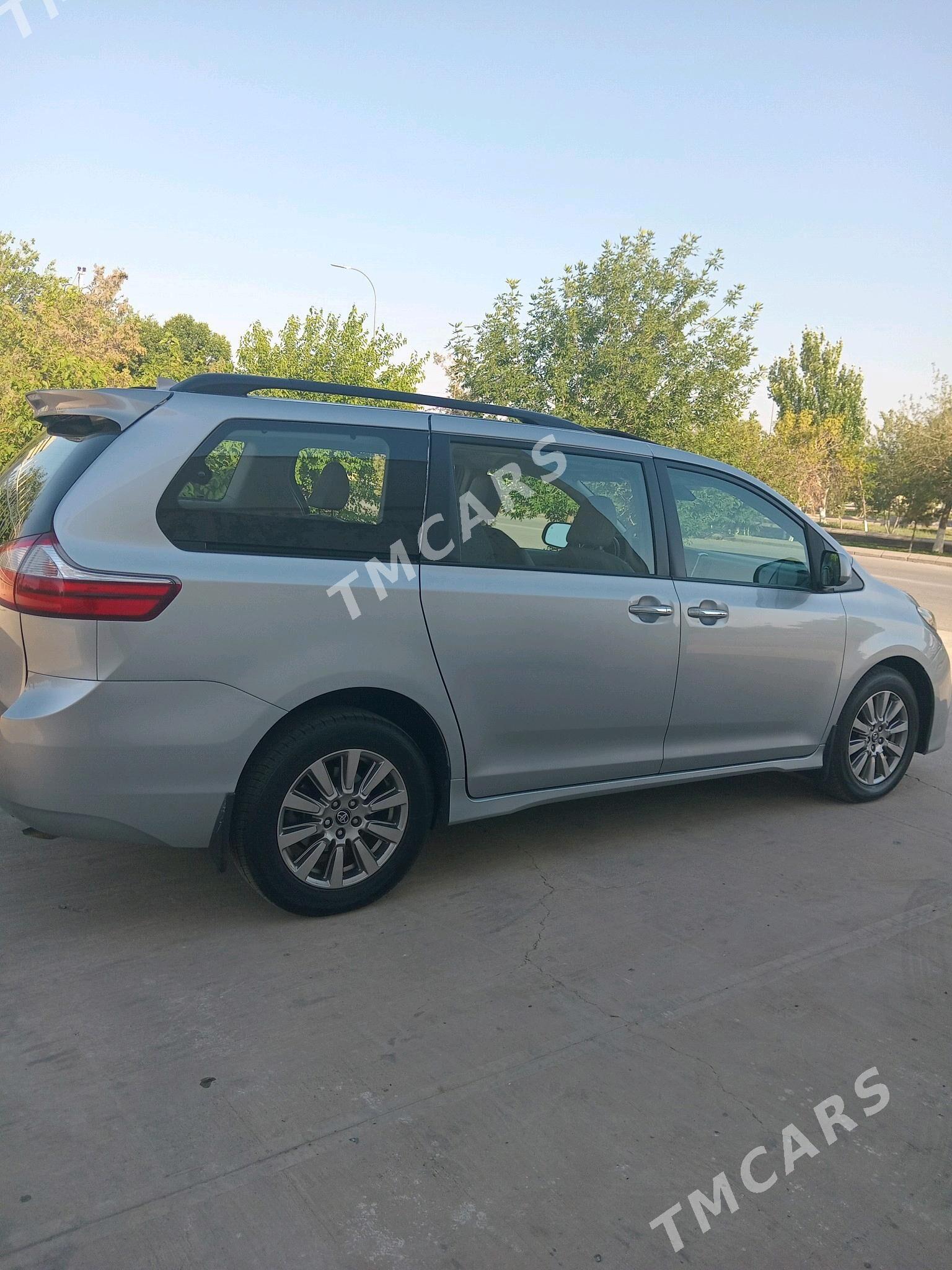 Toyota Sienna 2018 - 400 000 TMT - Туркменабат - img 5