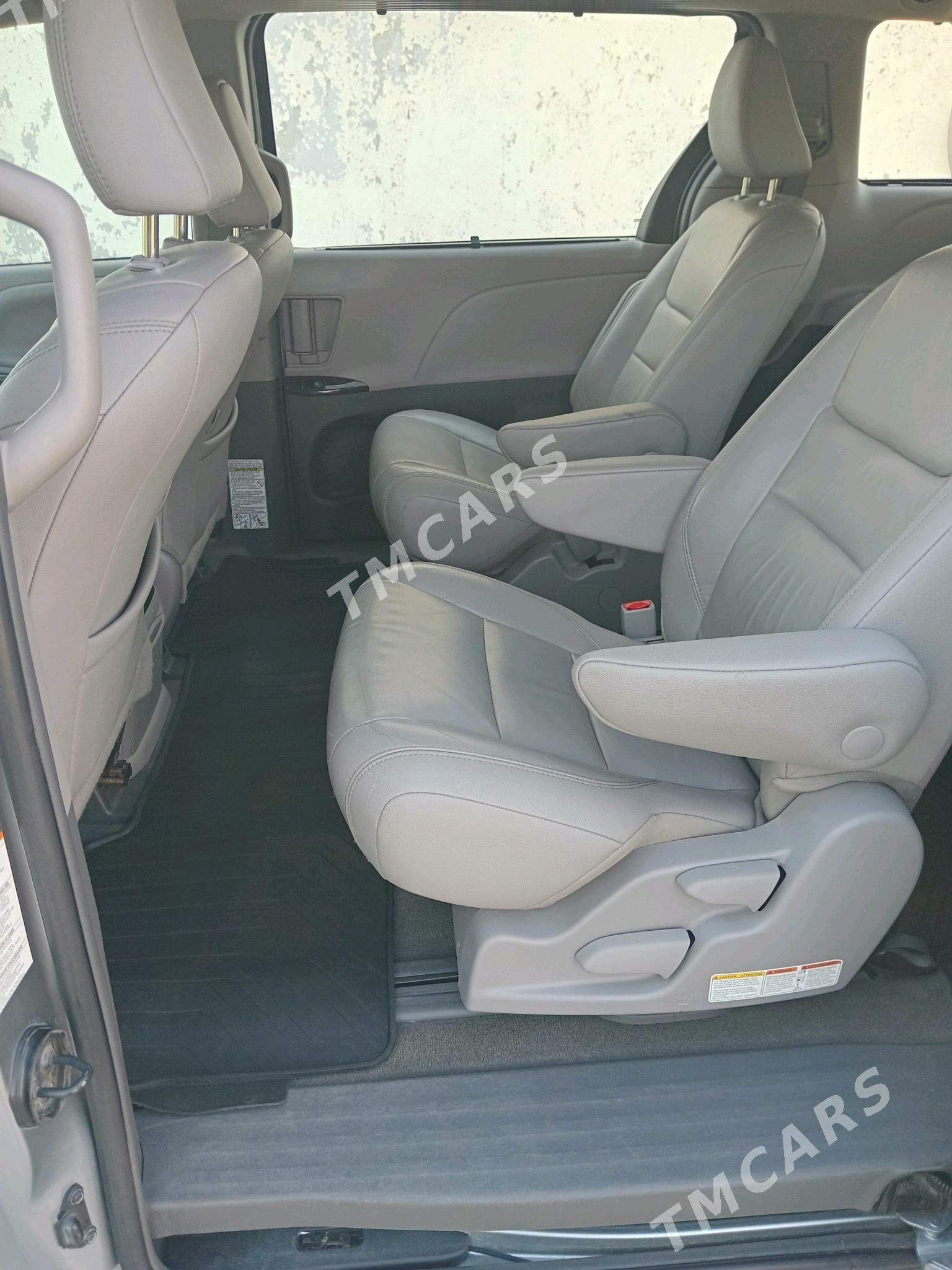 Toyota Sienna 2018 - 400 000 TMT - Туркменабат - img 9