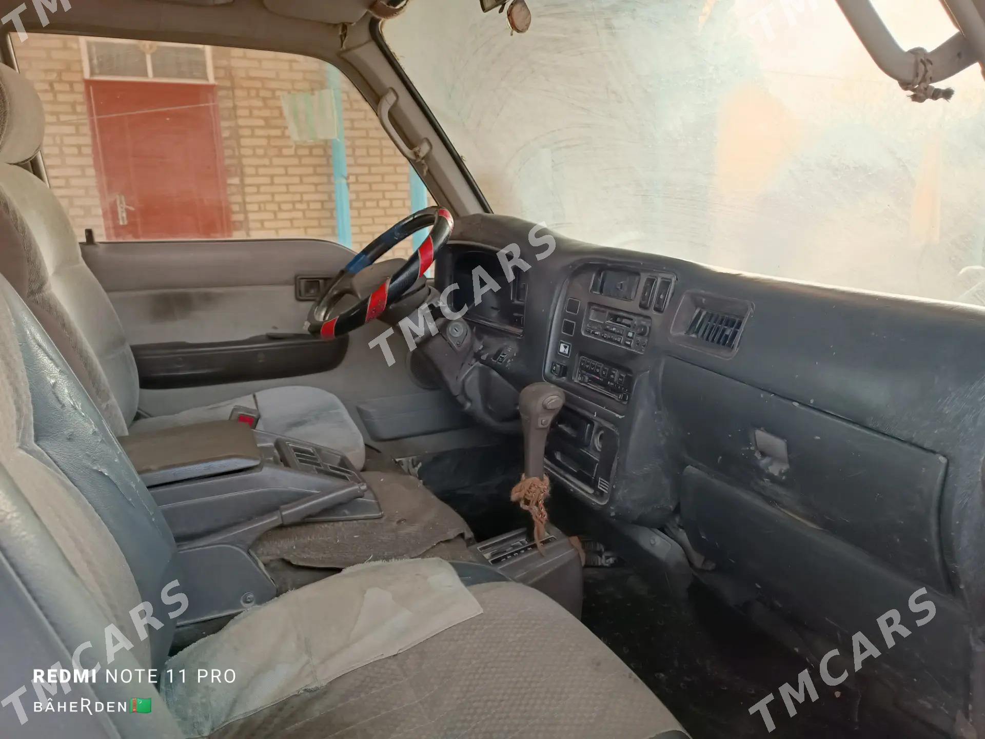 Nissan Urvan 1995 - 60 000 TMT - Бахарден - img 2