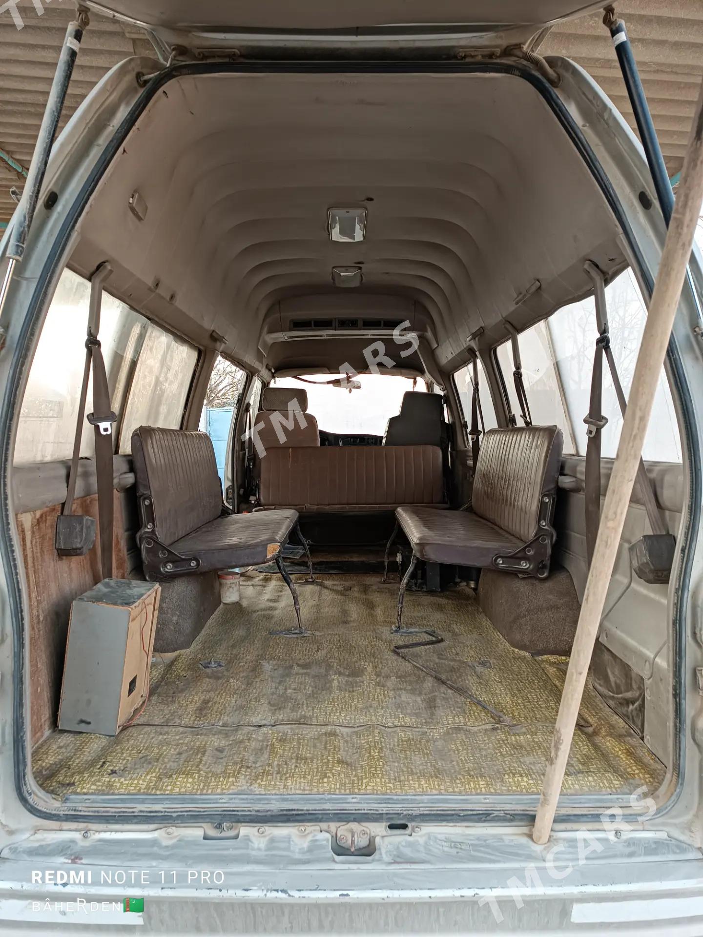 Nissan Urvan 1995 - 60 000 TMT - Бахарден - img 3