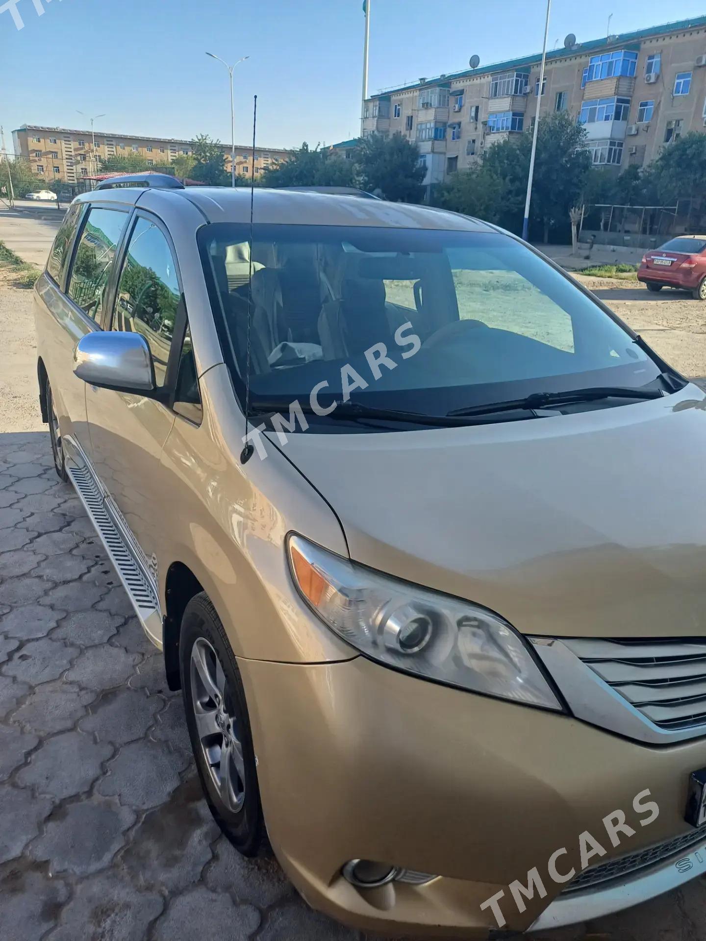 Toyota Sienna 2012 - 270 000 TMT - Türkmenabat - img 3