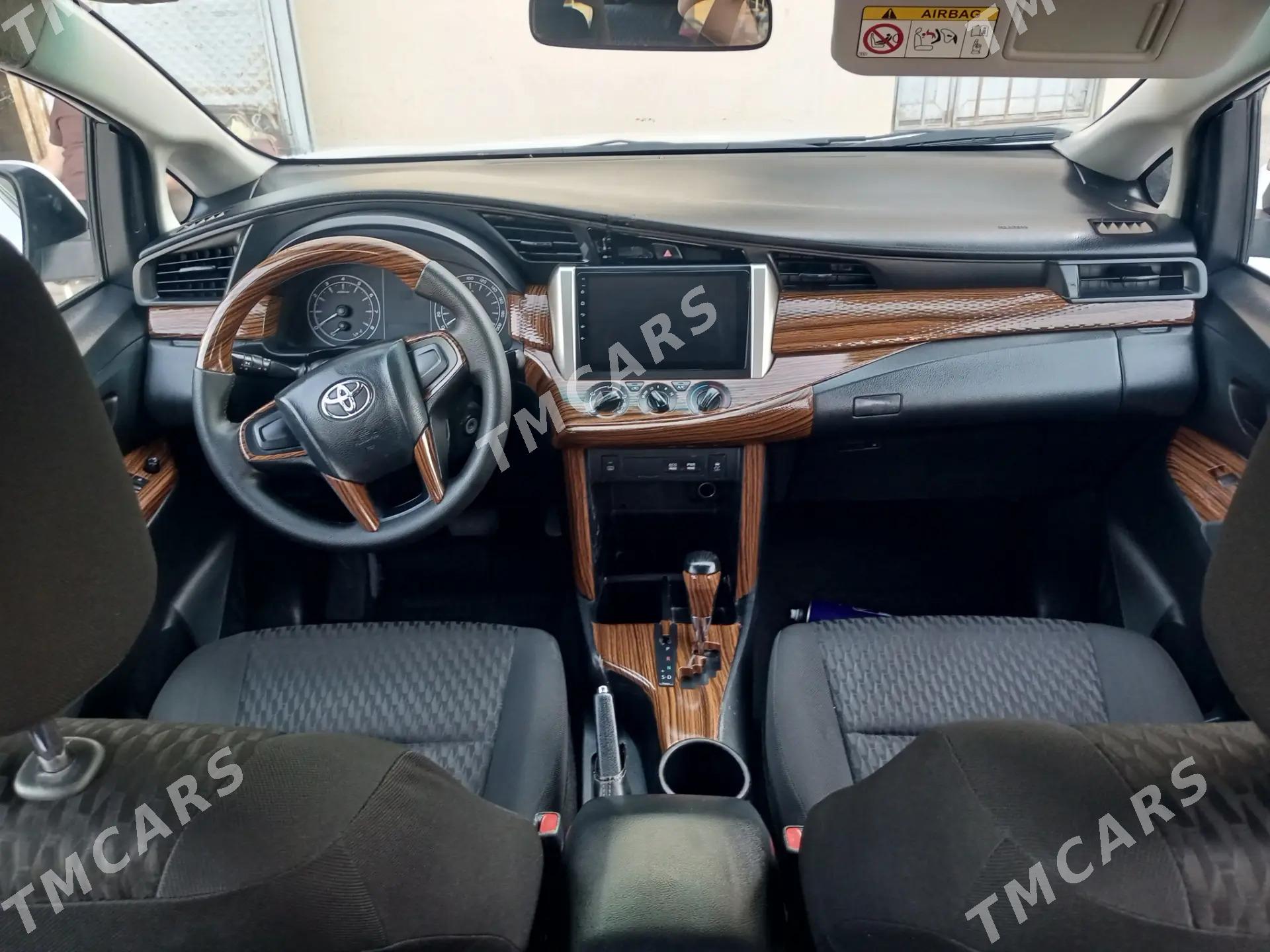 Toyota Innova 2020 - 250 000 TMT - Saýat - img 2