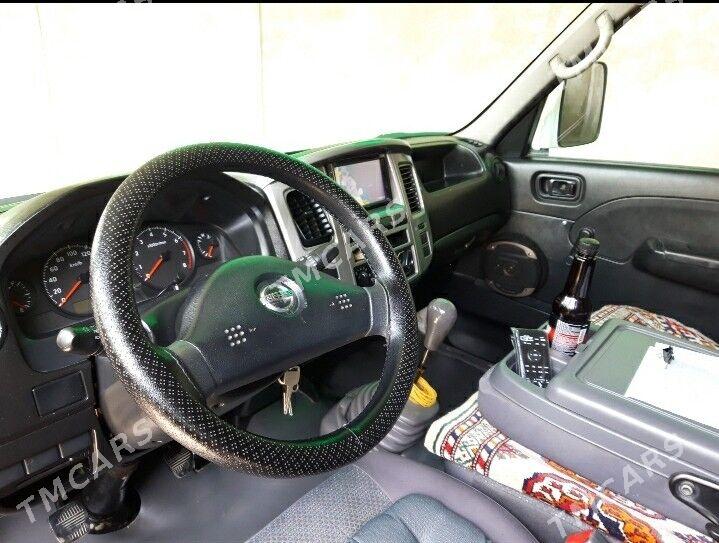 Nissan Urvan 2008 - 250 000 TMT - Улица Ататурка - img 2