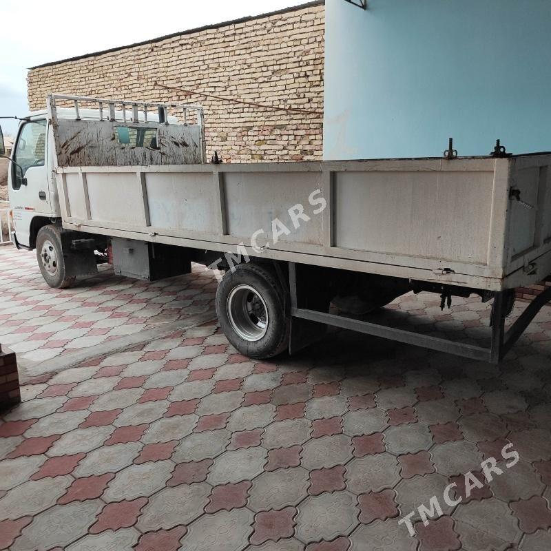 Isuzu Elf 2004 - 260 000 TMT - Халач - img 4