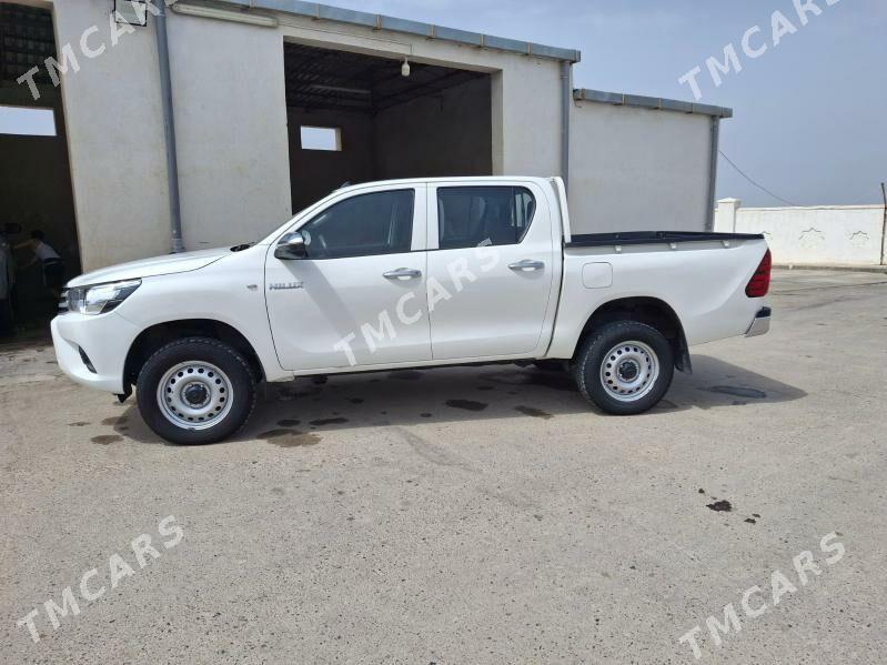 Toyota Hilux 2021 - 535 000 TMT - Керки - img 4