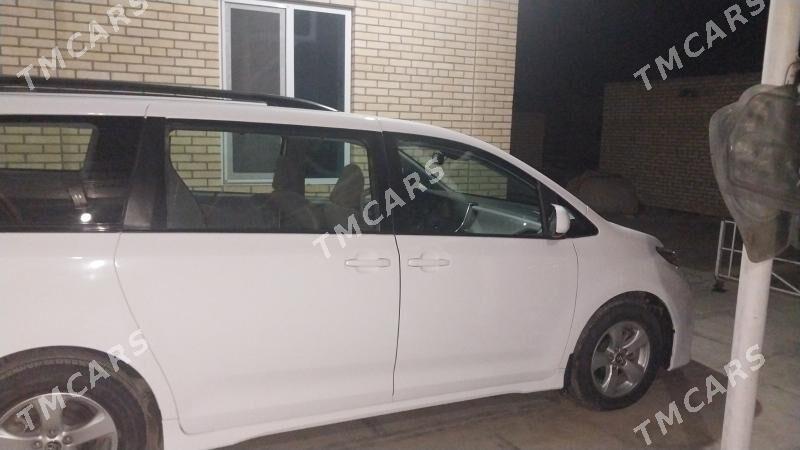 Toyota Sienna 2018 - 330 000 TMT - Сакарчага - img 3