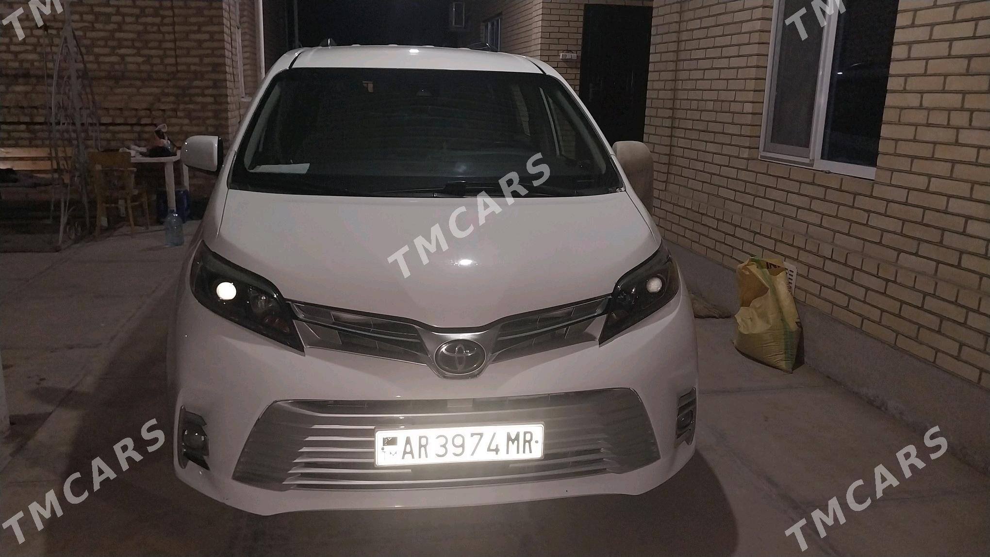 Toyota Sienna 2018 - 330 000 TMT - Сакарчага - img 5
