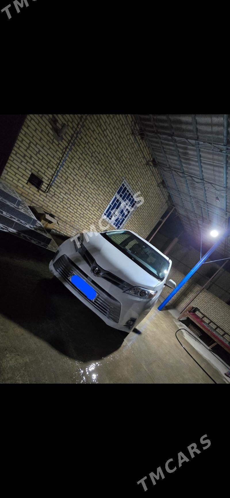 Toyota Sienna 2018 - 500 000 TMT - Гарабекевюл - img 3
