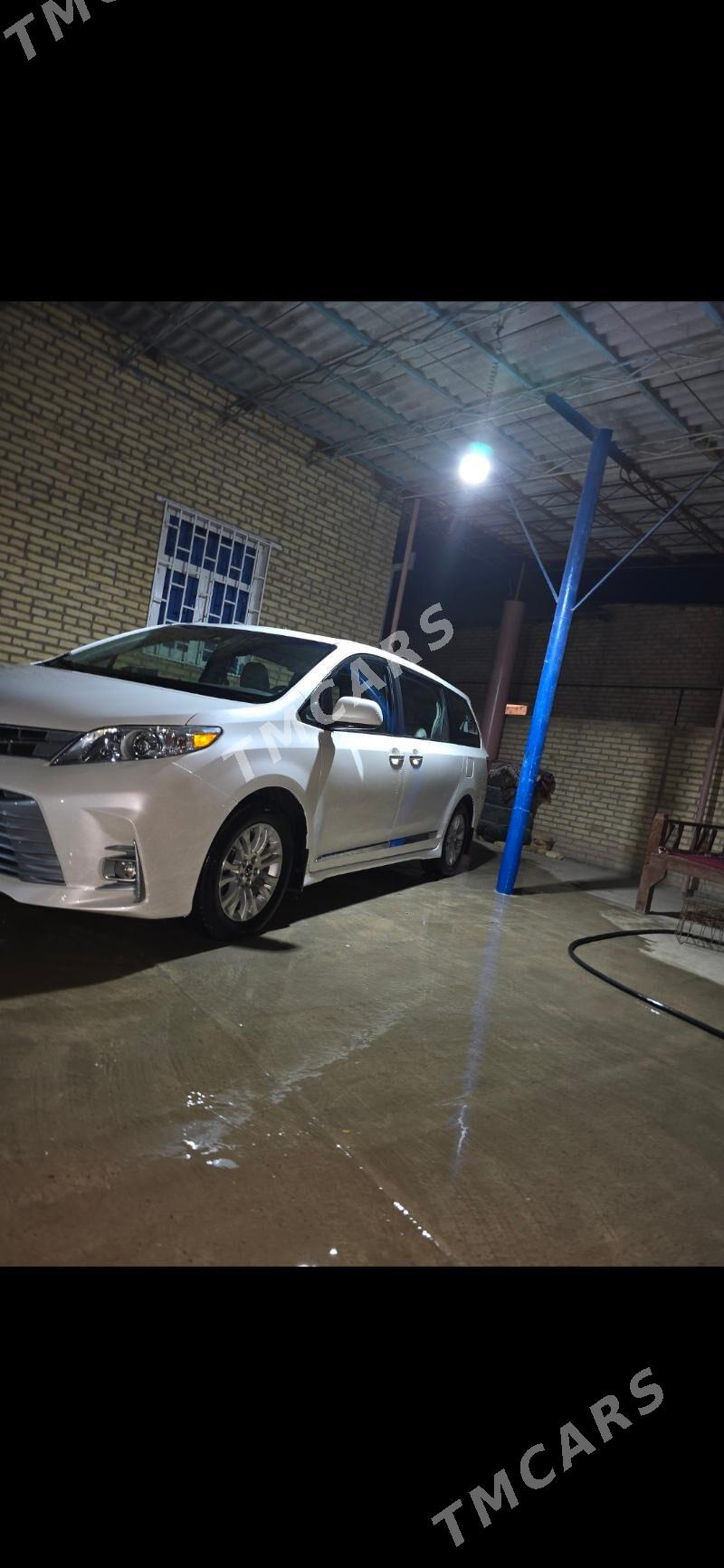 Toyota Sienna 2018 - 500 000 TMT - Гарабекевюл - img 2