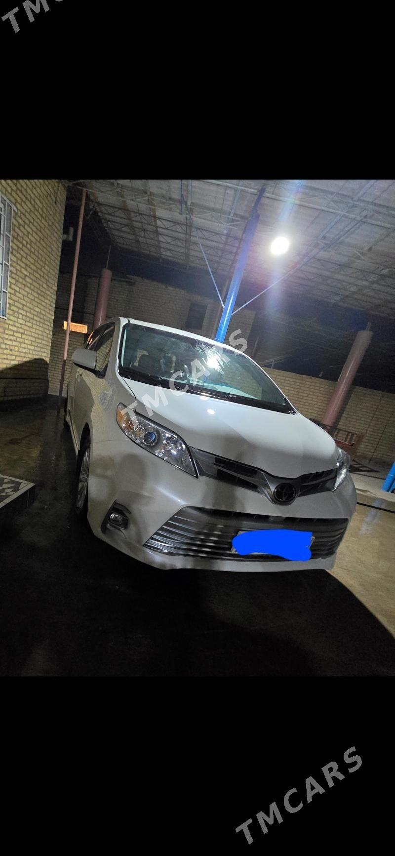 Toyota Sienna 2018 - 500 000 TMT - Гарабекевюл - img 5
