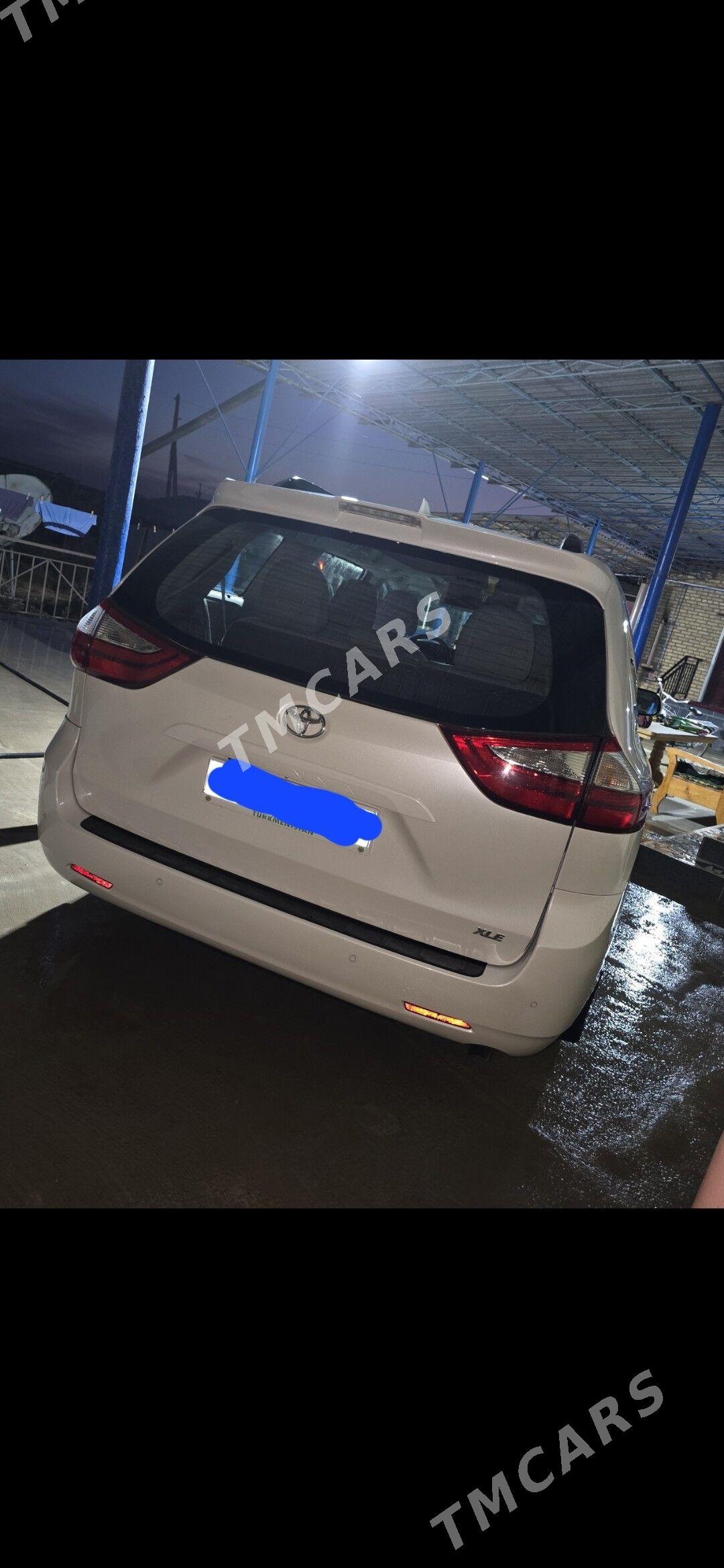 Toyota Sienna 2018 - 500 000 TMT - Гарабекевюл - img 4