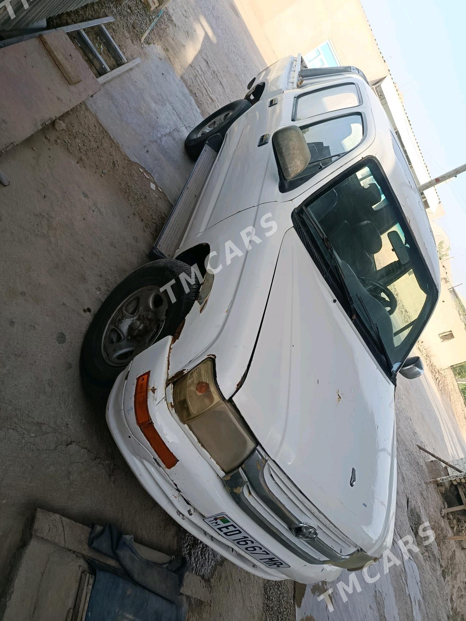 Toyota Hilux 2002 - 70 000 TMT - Сакарчага - img 4