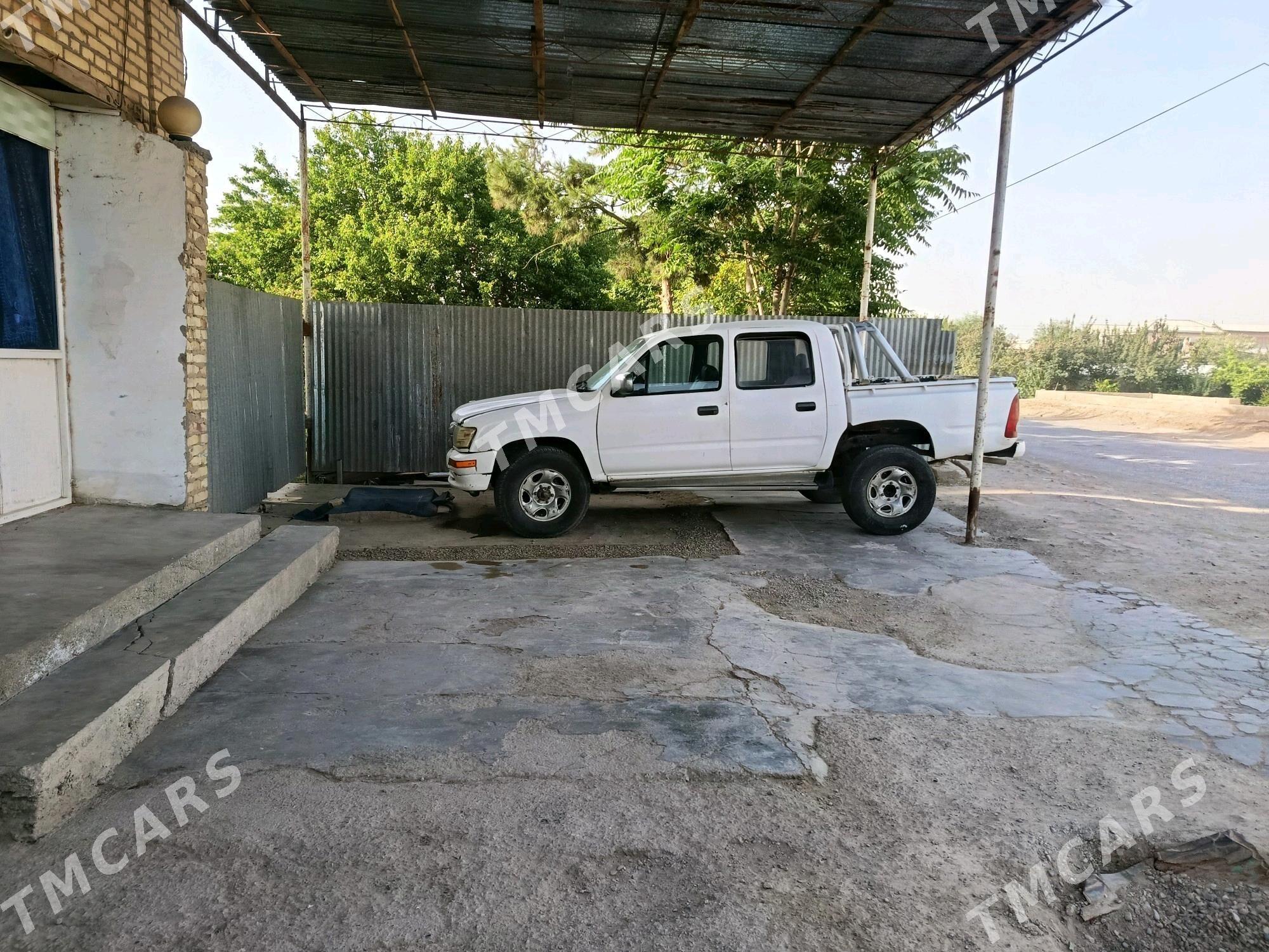 Toyota Hilux 2002 - 70 000 TMT - Сакарчага - img 5