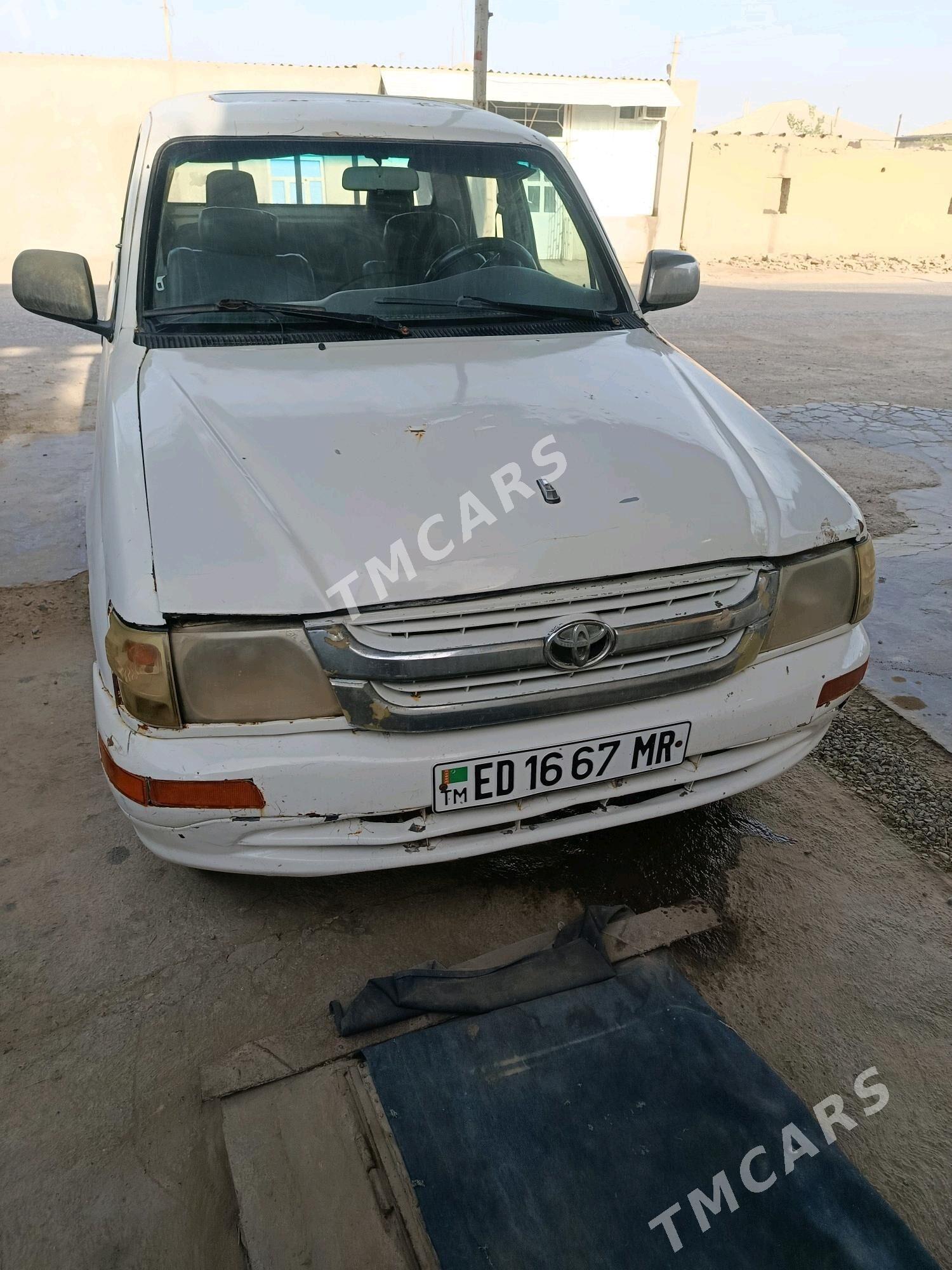 Toyota Hilux 2002 - 70 000 TMT - Сакарчага - img 3