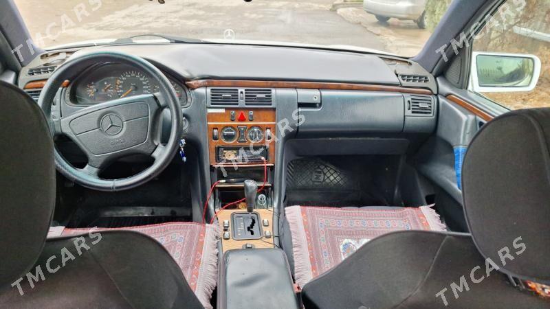 Mercedes-Benz E320 1996 - 45 000 TMT - Анев - img 4