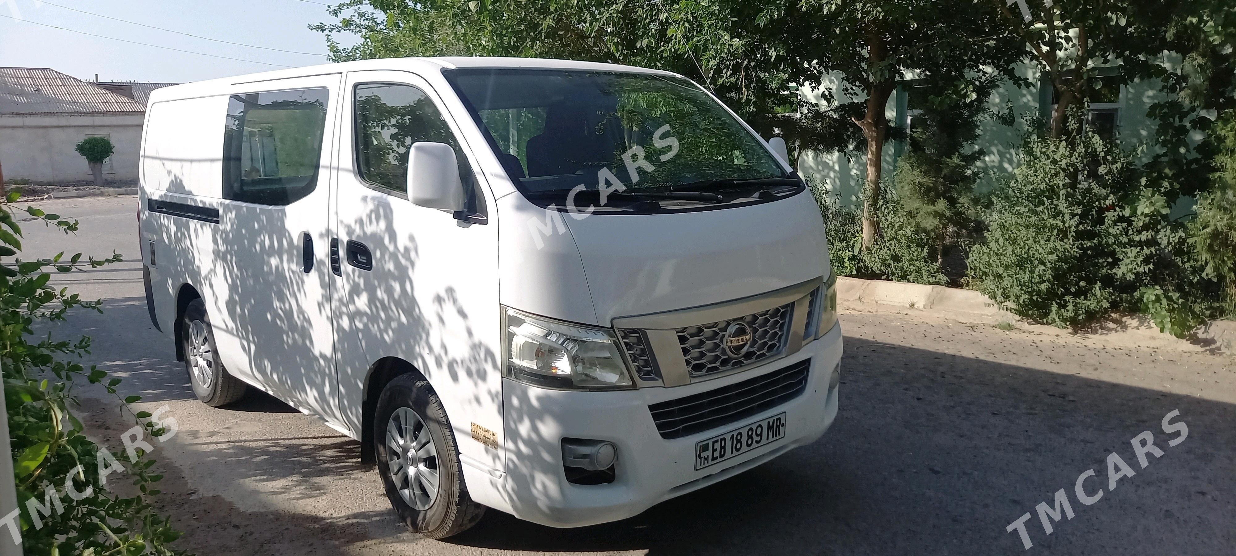 Nissan Urvan 2017 - 250 000 TMT - Байрамали - img 4