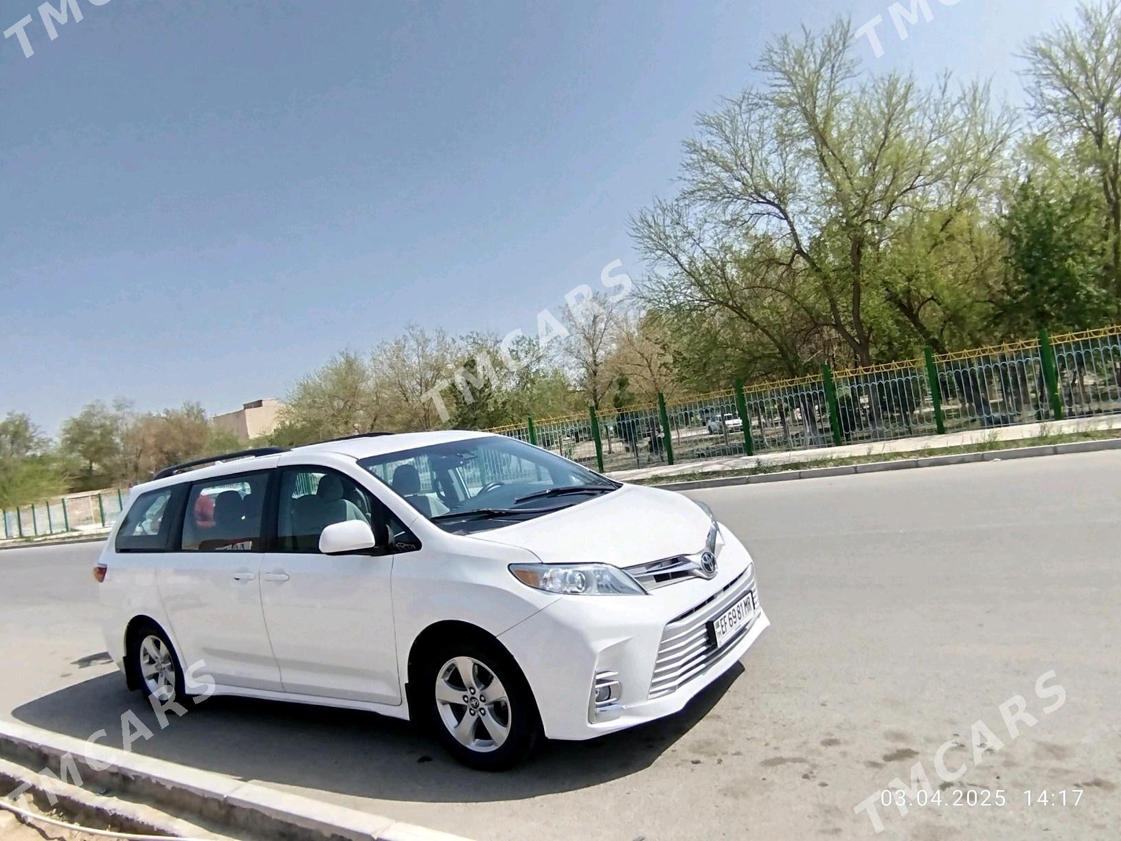 Toyota Sienna 2018 - 325 000 TMT - Мары - img 6