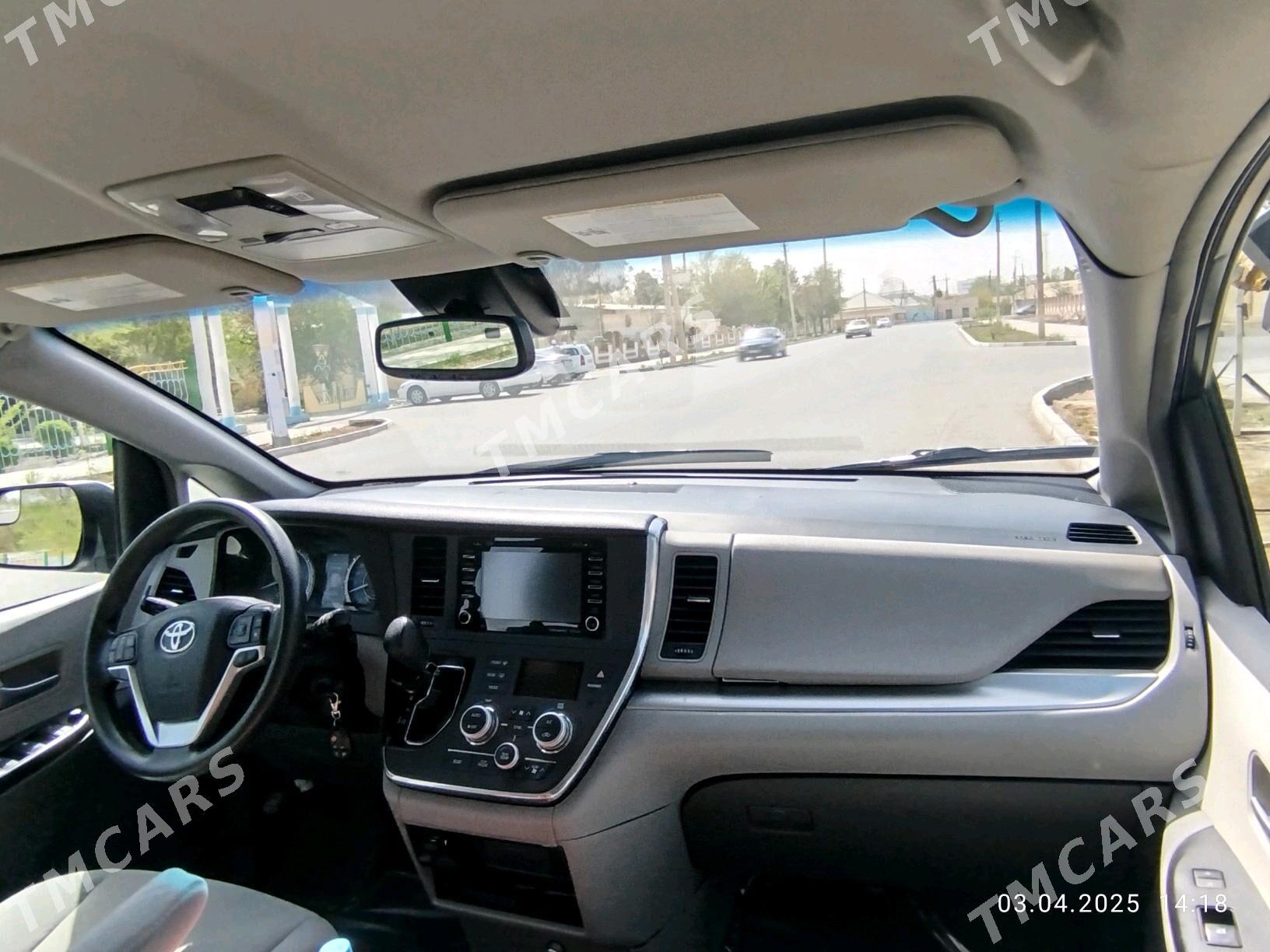 Toyota Sienna 2018 - 325 000 TMT - Мары - img 7