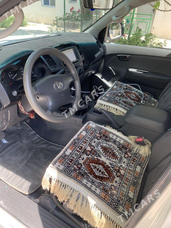 Toyota Hilux 2013 - 325 000 TMT - Türkmenbaşy - img 2