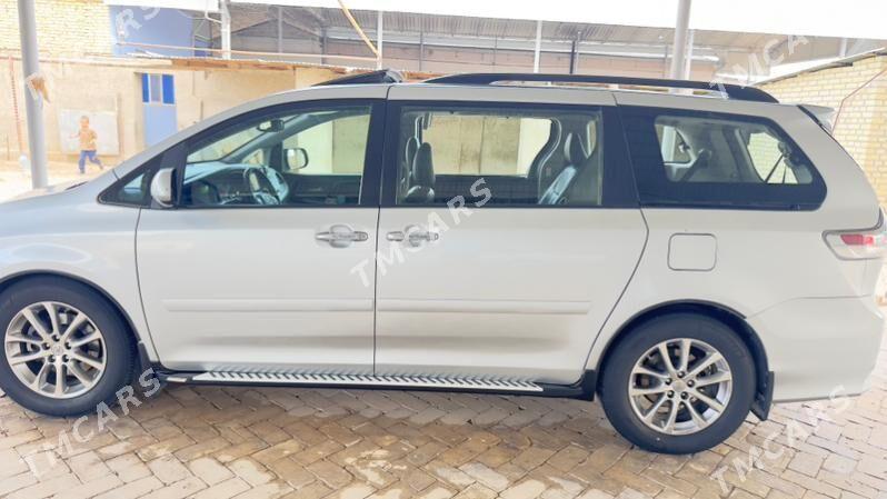 Toyota Sienna 2019 - 420 000 TMT - Байрамали - img 3