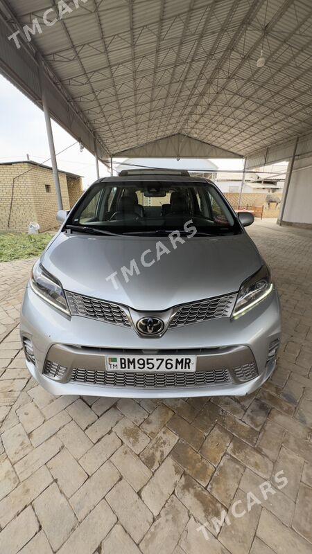 Toyota Sienna 2019 - 420 000 TMT - Байрамали - img 9