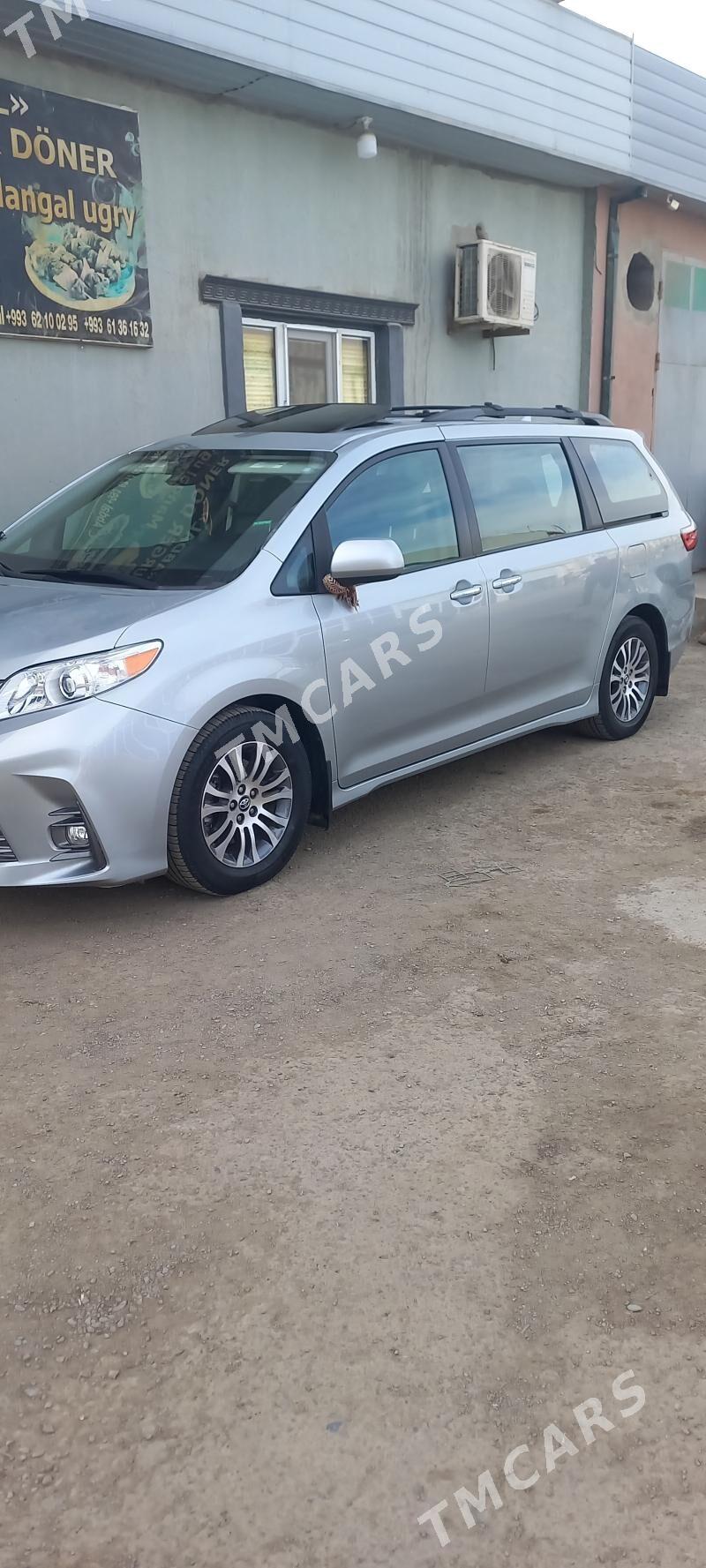 Toyota Sienna 2019 - 490 000 TMT - Дашогуз - img 8